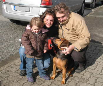Hier sieht man den Hund *Hush Puppy* mit seiner Familie. <br>Hier wusste die Familie noch nicht, dass sie einen Pokal mit nach Hause nehmen werden.