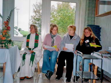 Von Links: Frau Pastorin Martina Ulrich, <br>Christina Wilkens, 2. Vorsitzende des Tierschutz Bad Oldesloe, <br>Heike Reher, 1. Vorsitzende des Tierschutz Bad Oldesloe, <br>und ich *Elke Schwaiger*.